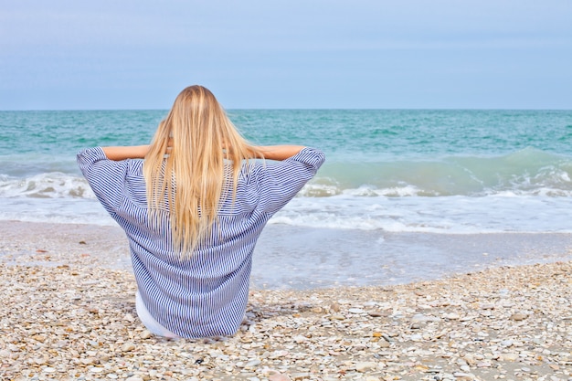 Bella ragazza in stile mare sulla spiaggia adriatica