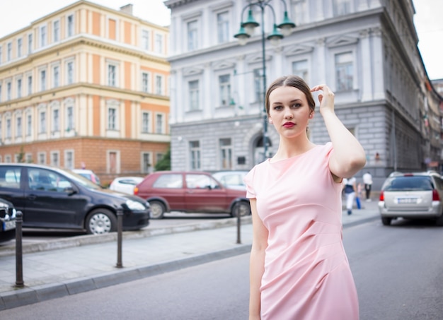 Bella ragazza in strada