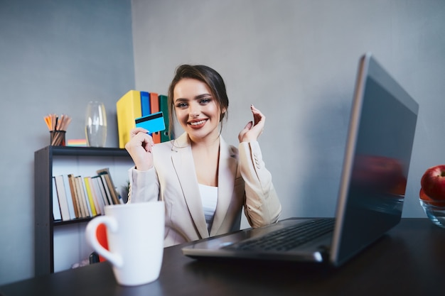 Bella ragazza in ufficio