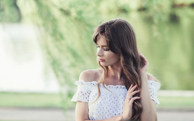 Bella ragazza in un abito bianco