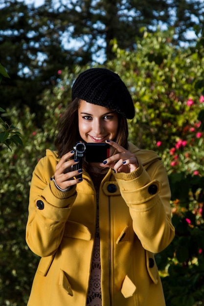 Bella ragazza in un ambiente stagionale autunnale