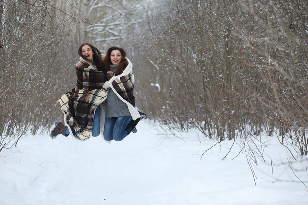 Bella ragazza in un bellissimo parco invernale per una passeggiata