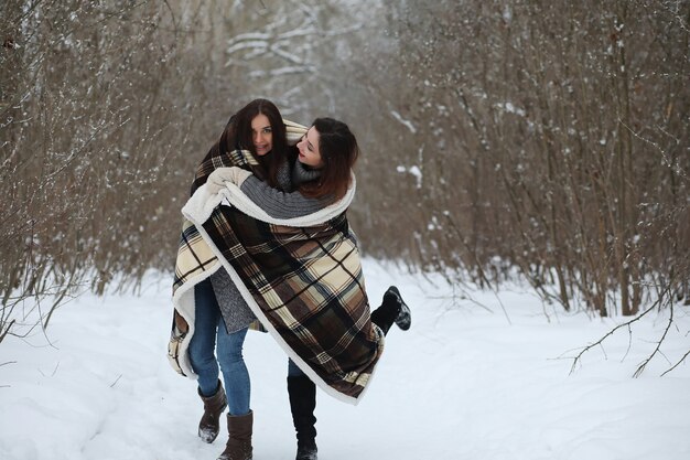 Bella ragazza in un bellissimo parco invernale per una passeggiata