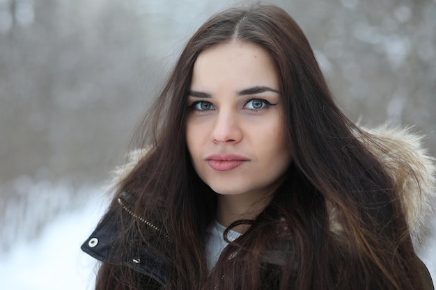 Bella ragazza in un bellissimo parco invernale