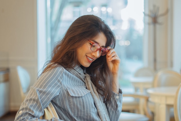 Bella ragazza in un caffè a bere il tè