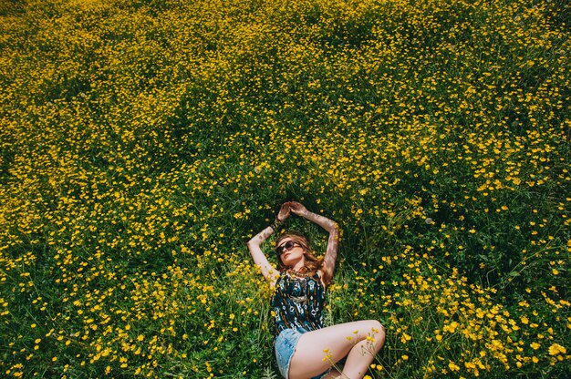 bella ragazza in un campo di fiori gialli