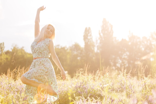 bella ragazza in un campo estivo