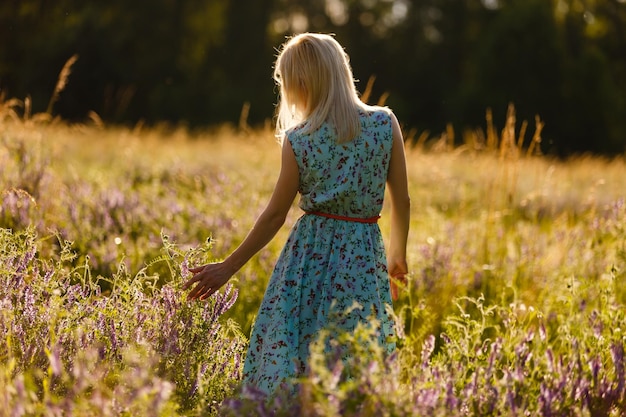 bella ragazza in un campo estivo