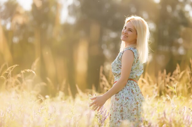 bella ragazza in un campo estivo