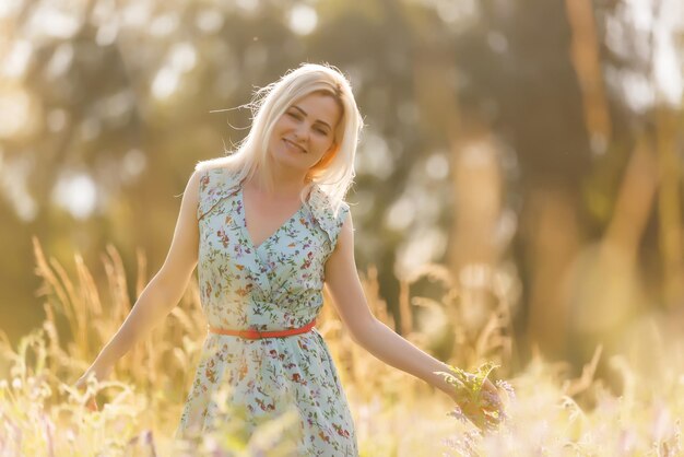 bella ragazza in un campo estivo