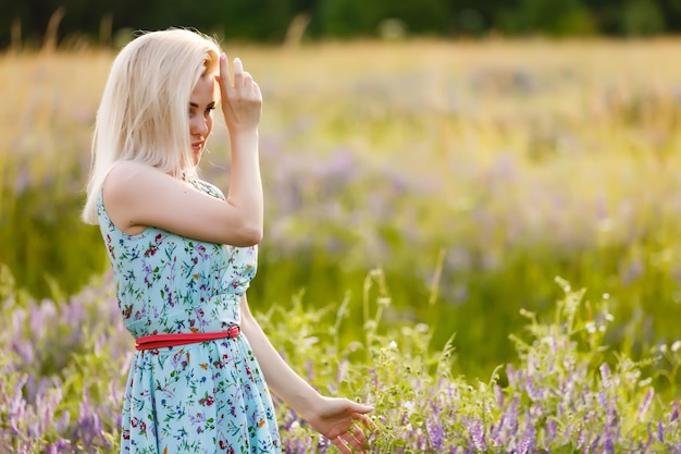 bella ragazza in un campo estivo