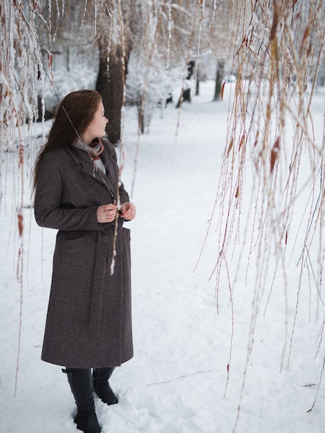 Bella ragazza in un cappotto. Ritratto invernale