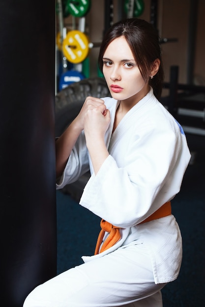 Bella ragazza in un kimono Il concetto di stile di vita sportivo di karate fitness sano