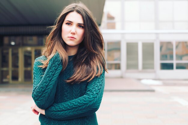 bella ragazza in un maglione verde