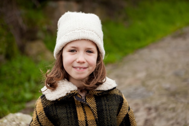 Bella ragazza in un parco in inverno