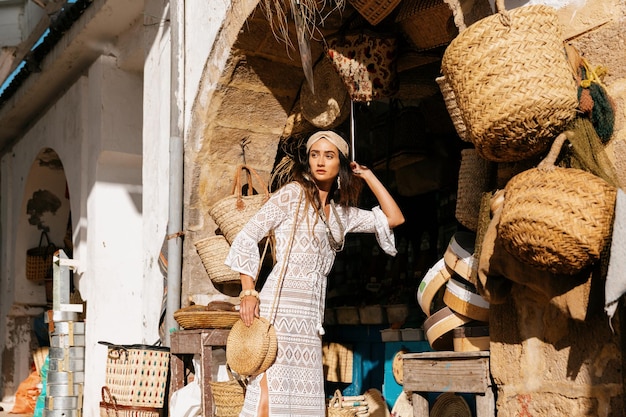 Bella ragazza in un vestito bianco nel mercato della città di Essaouira in Marocco