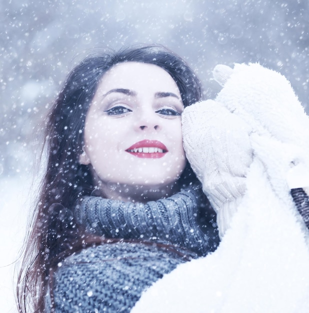 Bella ragazza in una bella giornata invernale sulla neve park