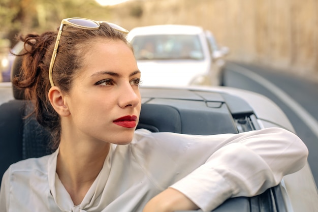 Bella ragazza in una cabriolet