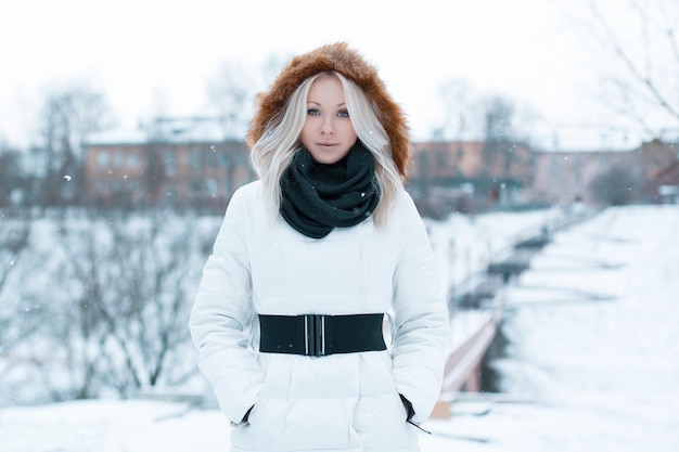 Bella ragazza in una giacca invernale