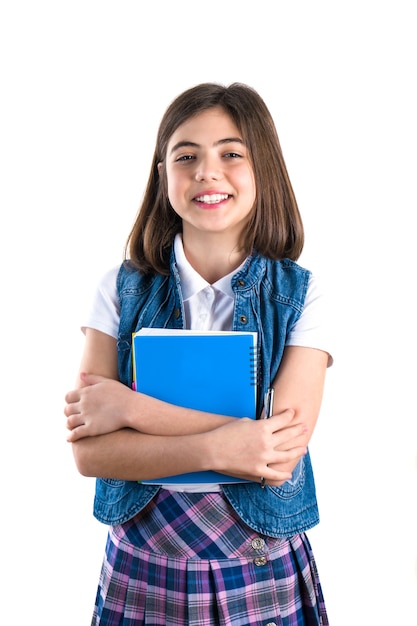 Bella ragazza in uniforme scolastica con un taccuino in mano su uno sfondo bianco.