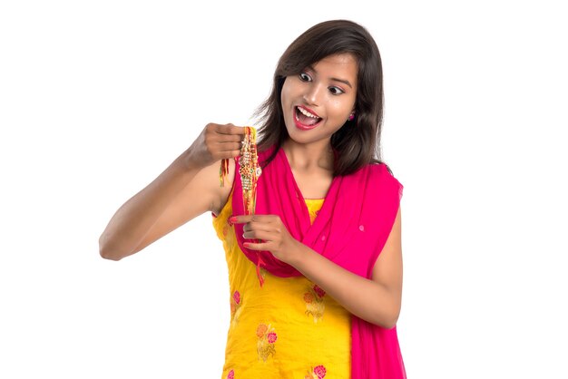 Bella ragazza indiana che mostra Rakhis in occasione del Raksha bandhan