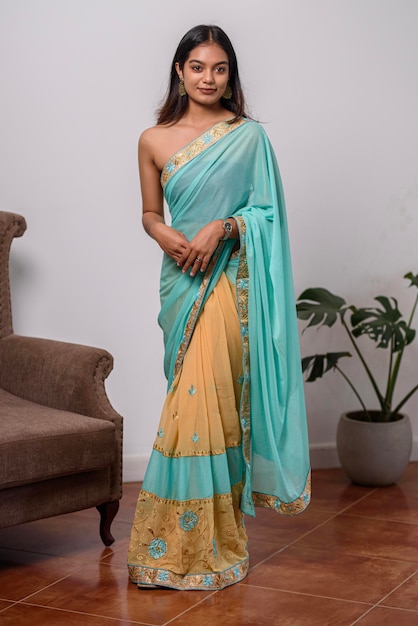 Bella ragazza indiana in sari indiano