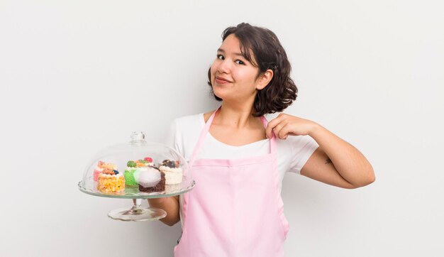 Bella ragazza ispanica che sembra arrogante concetto positivo e orgoglioso di torte fatte in casa