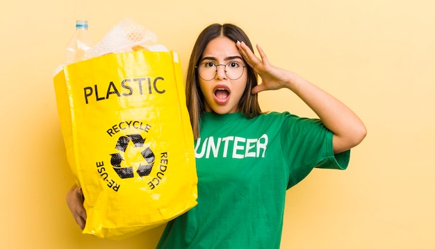 Bella ragazza ispanica che sembra felice concetto di ecologia stupito e sorpreso