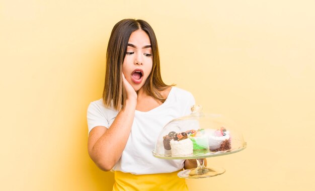 Bella ragazza ispanica che si sente felice eccitato e sorpreso concetto di torte fatte in casa