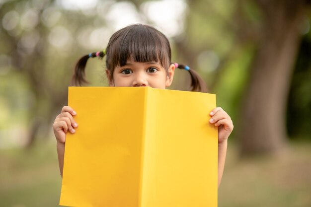 Bella ragazza La bambina è felice con il libro