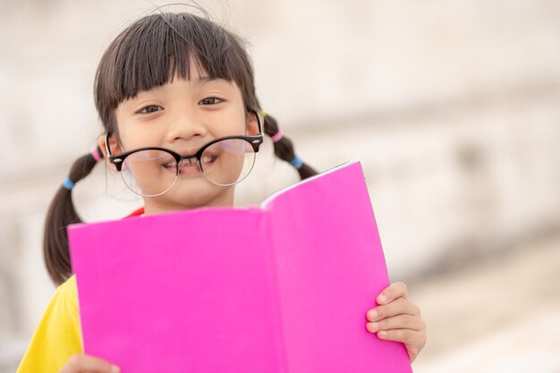 Bella ragazza La bambina è felice con il libro