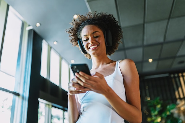 Bella ragazza latina usando il suo telefono cellulare