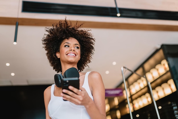 Bella ragazza latina usando il suo telefono cellulare