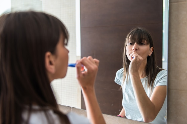 Bella ragazza lavarsi i denti