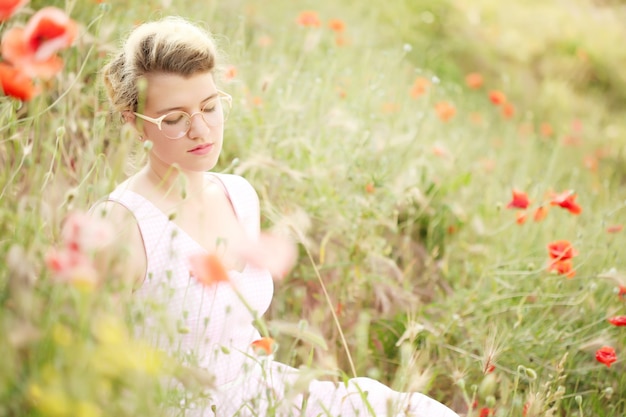 bella ragazza nel campo di papaveri.