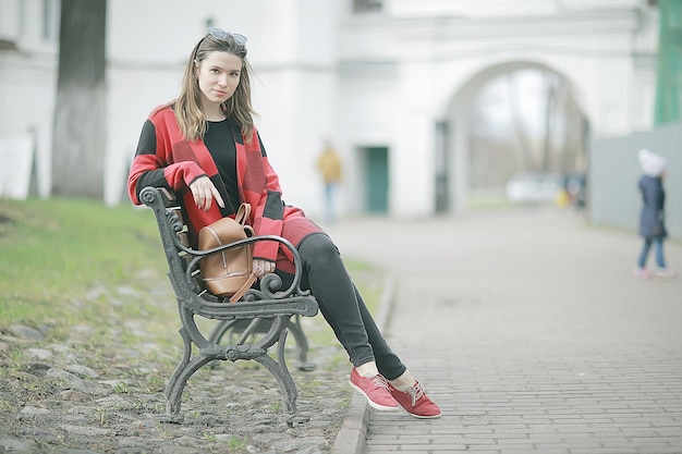 bella ragazza nel parco cittadino all'aperto