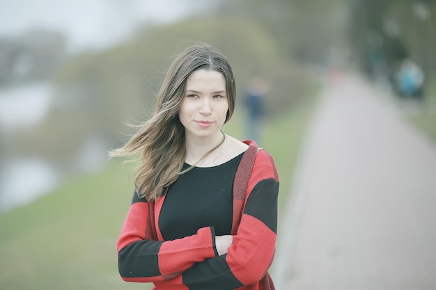 bella ragazza nel parco cittadino all'aperto