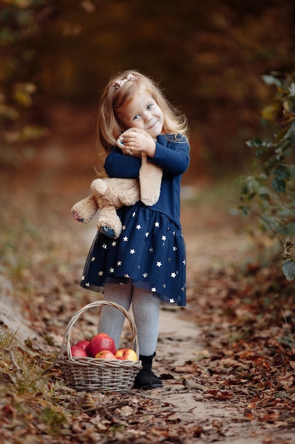 Bella ragazza nel parco con le mele.