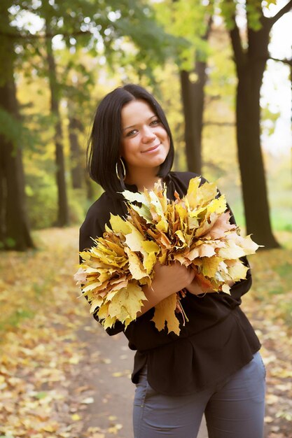 Bella ragazza nel parco d'autunno