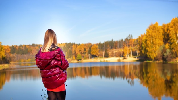 Bella ragazza nel parco d'autunno