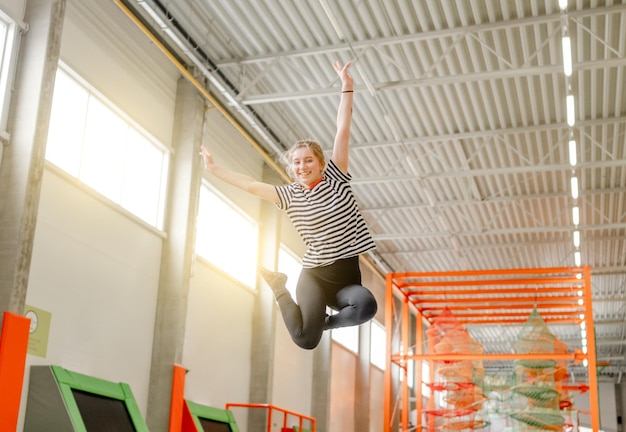 Bella ragazza nel parco del trampolino che si diverte