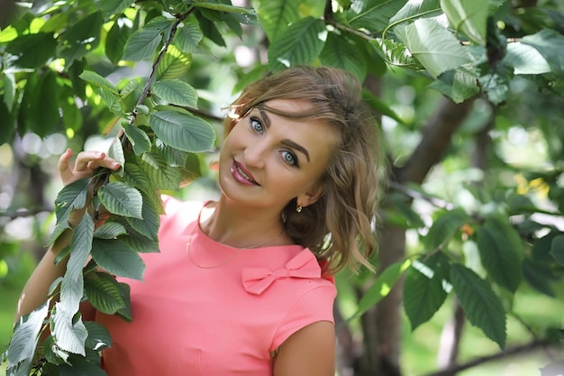 Bella ragazza nel parco in una giornata di sole estivo walkxA