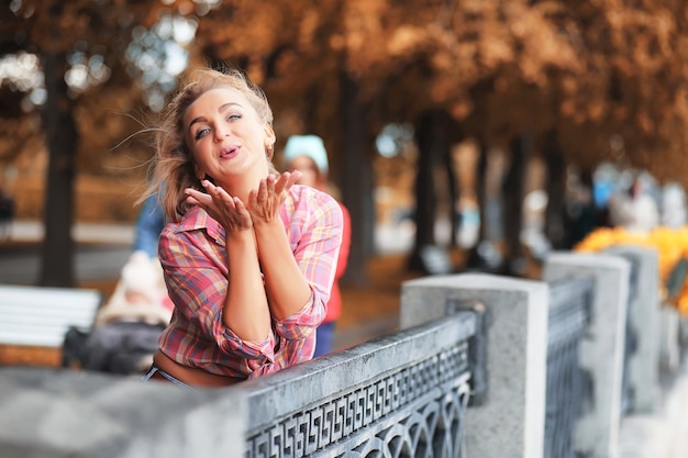 Bella ragazza nel parco in una passeggiata di una giornata di sole autunnale