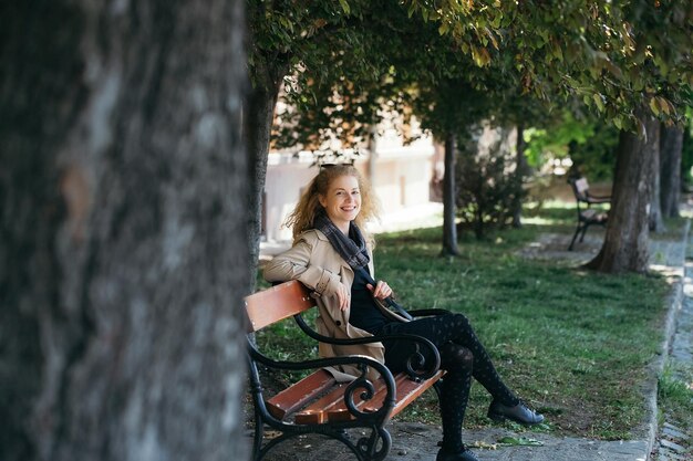 Bella ragazza nel parco