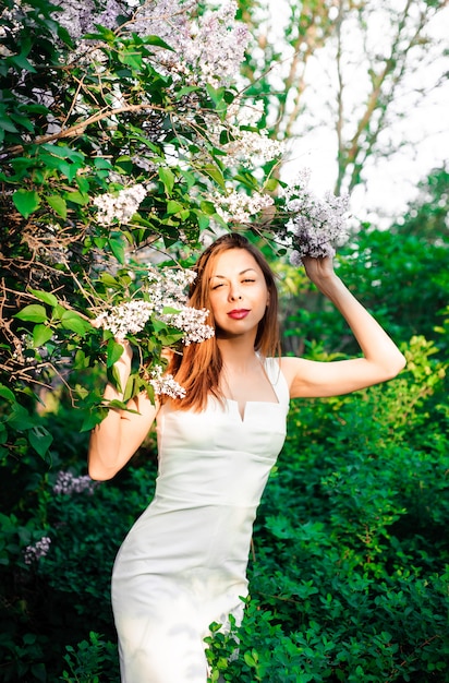 bella ragazza nel parco