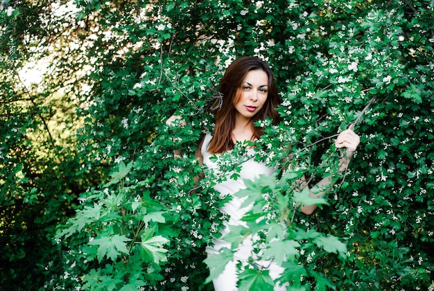 bella ragazza nel parco