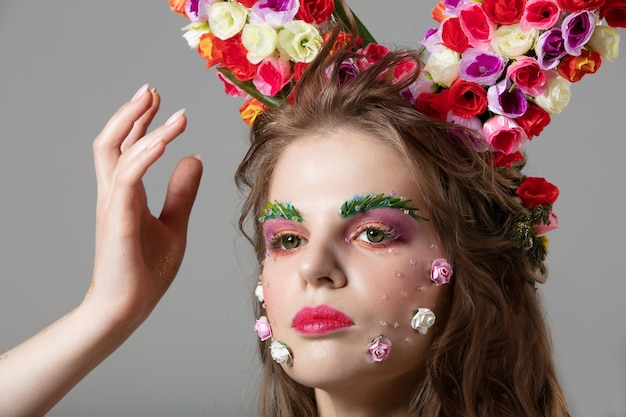 Bella ragazza nel trucco del fiore