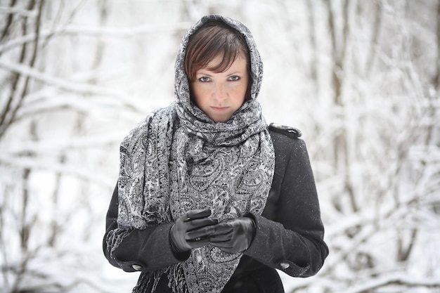 bella ragazza nella foresta invernale, gelo, freschezza, natale