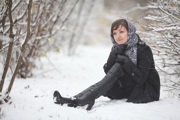 bella ragazza nella foresta invernale, gelo, freschezza, Natale