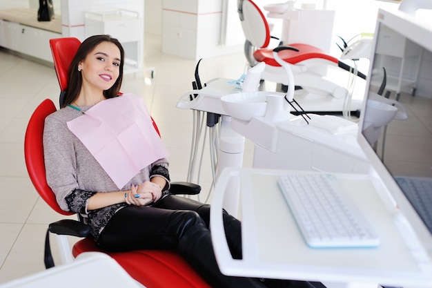 Bella ragazza nella poltrona del dentista